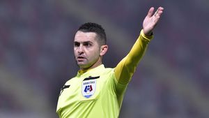 Dinamo, din nou dezavantajată de arbitrul Iulian Călin! „Câinii”, două penalty-uri neacordate în meciul cu Gaz Metan și un jucător eliminat | VIDEO