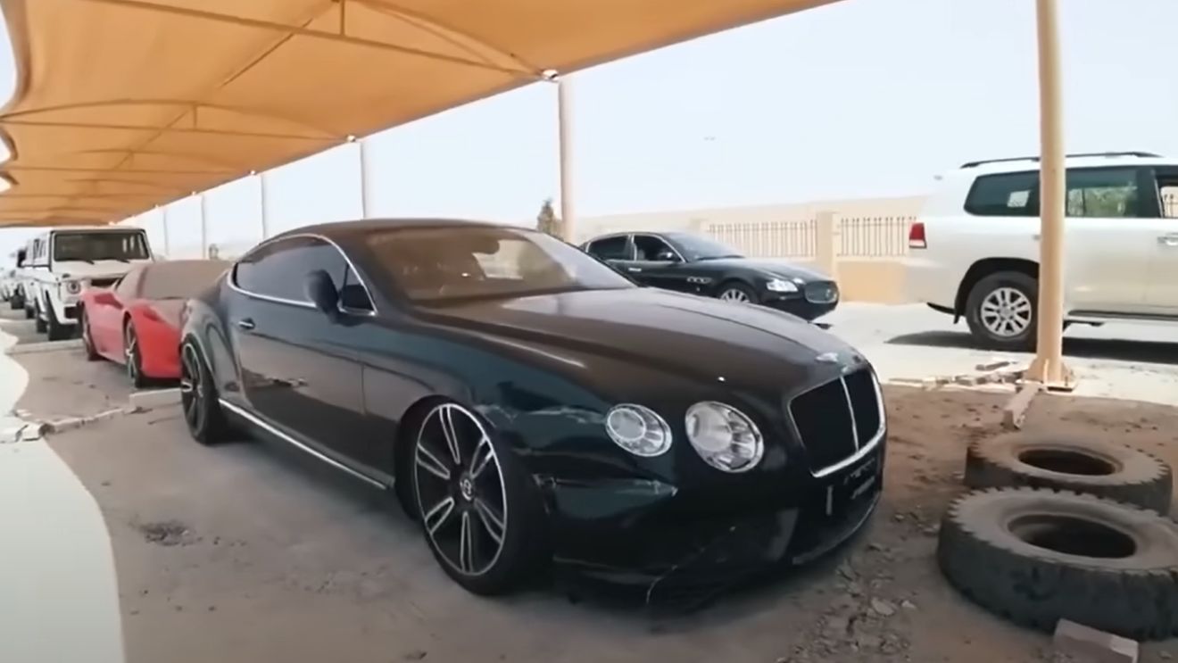 Cum arată impresionantul cimitir al mașinilor de lux. A fost descoperit în Dubai și sunt trei mii de bolizi, printre care Ferrari, Lamborghini, Rolls-Royce sau Bentley! Cine și de ce a abandonat „bestiile”