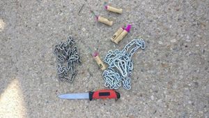 "Lanțuri, cuțite, obiecte pirotehnice și droguri". Autoritățile au confiscat un întreg arsenal de la ultrași dinamoviști care fac deplasarea la Craiova