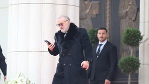 Patriarhul Daniel a construit Catedrala Mântuirii Neamului cu 270.000.000 de euro, iar Gigi Becali a venit la sfințire cu o bijuterie de 60.000 de euro la mână!