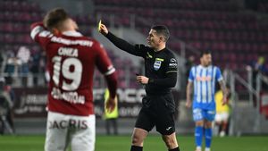 Istvan Kovacs a făcut prăpăd după finalul meciului Rapid - Universitatea Craiova 1:2. Le-a dat cartonaşe roşii lui Petrila şi unui secund giuleştean şi a fost la un pas să-l elimine şi pe Şumudică