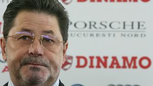 EXCLUSIV: Dinu îi răspunde lui Reghe: "Apa pe care o bea pe tușă îi inundă urmele de circumvoluțiuni ce îl zgândăresc când pleacă din tractirul de acasă"