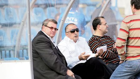 Acum șase luni:** "Nu ne place!" Ieri: "Arbitrajul e mai bun cu el!"