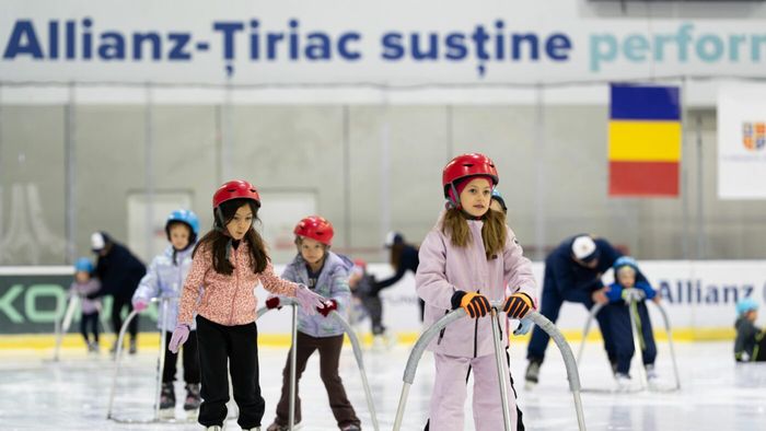 Atmosferă superbă pe patinoarul Allianz-Țiriac din Otopeni! Imagini spectaculoase cu puștii care fac primii pași în patinaj: „Vă așteptăm. Este gratuit!”. EXCLUSIV