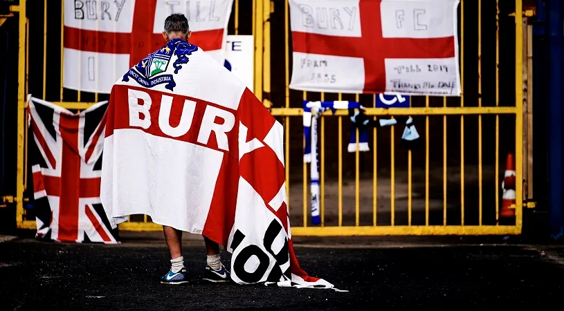 Bury FC, un club din Anglia cu 125 de ani de tradiție, a fost dezafiliat din cauza problemelor financiare. Sute de fani au venit să curețe stadionul în speranța că echipa va continua să joace, însă au plecat în lacrimi