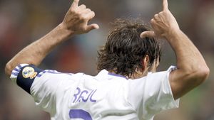 Îi ia Ronaldo tricoul lui Raul?**