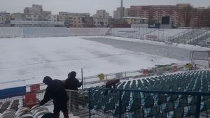Un grup de suporteri ai echipei Oțelul Galați au ajutat la deszăpezirea stadionului
