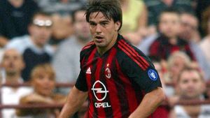 Cosmin Contra, interviu pentru Milan TV. Ce șanse au „diavolii” la scudetto și cu cine a rămas prieten dintre foștii colegi