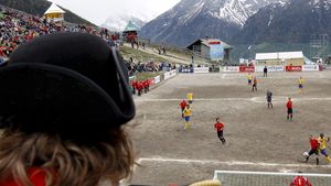 S-a întâmplat în Franța. Două echipe de amatori au disputat cel mai lung meci de fotbal din istorie: 73 de ore. Doi jucători au fost spitalizați