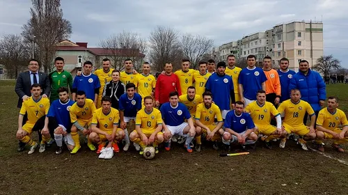 Echipamentul tricolorilor a fost împrumutat unei echipe din Vaslui. Tricourile lui Chiricheș & Co au fost purtate de moldoveni amatori, iubitori ai sportului rege