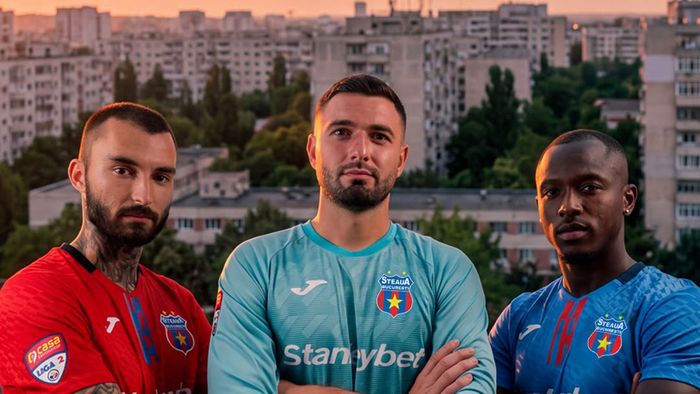 Steaua și-a rezolvat problema de la FIFA și și-a prezentat achizițiile din această vară. ”Militarii” au arătat și noile echipamente pe care le vor îmbrăca Adrian Ilie și compania