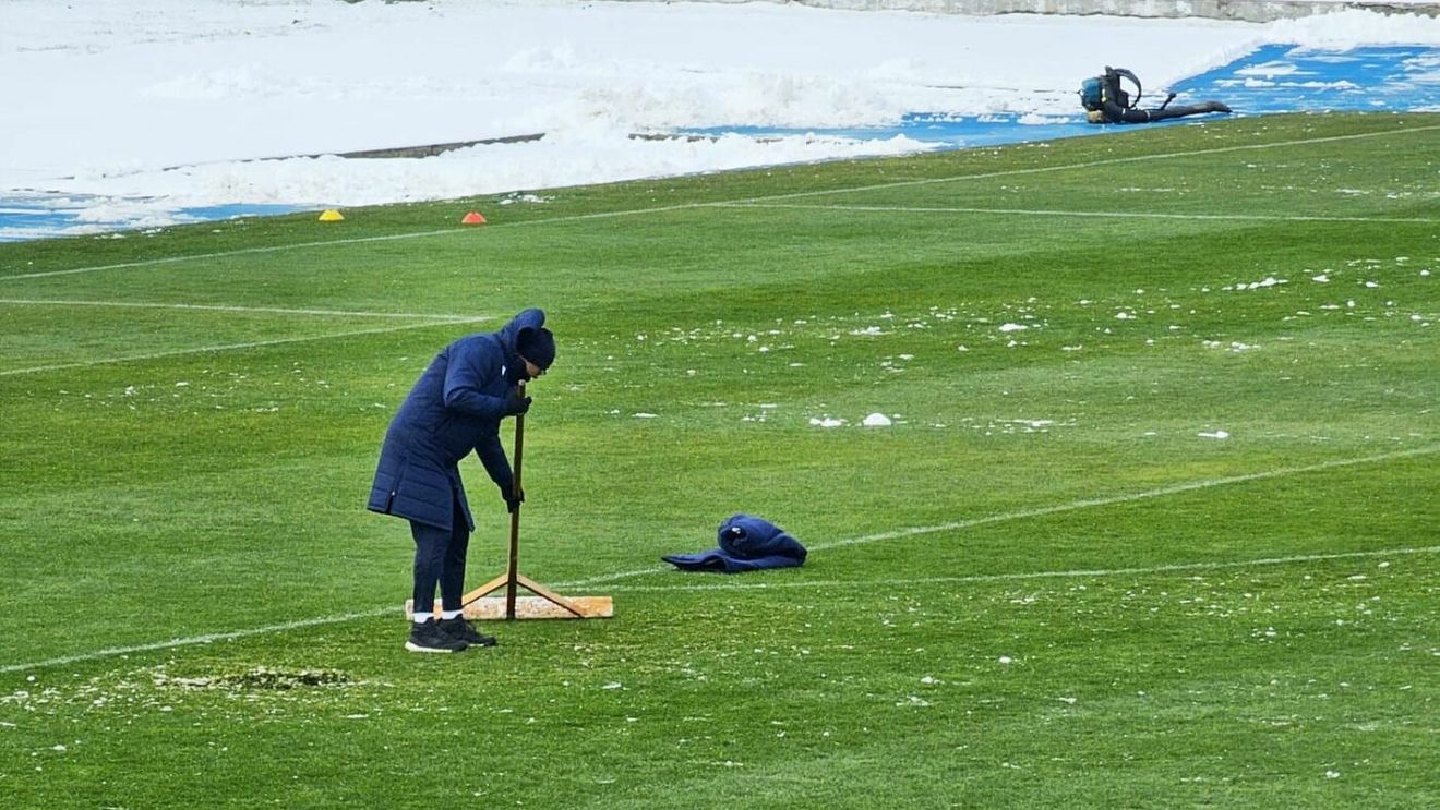 Leo Grozavu a pus mâna pe lopată și a ajutat la deszăpezirea terenului din Copou. La Iași a nins aproape toată noaptea, dar suprafața de joc se prezintă în condiții foarte bune. FOTO