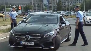 Moment "altfel" pentru Halep, imediat după plecarea de la Otopeni. VIDEO | Simona a fost trasă pe dreapta de Poliția Română. Ce mesaj a primit