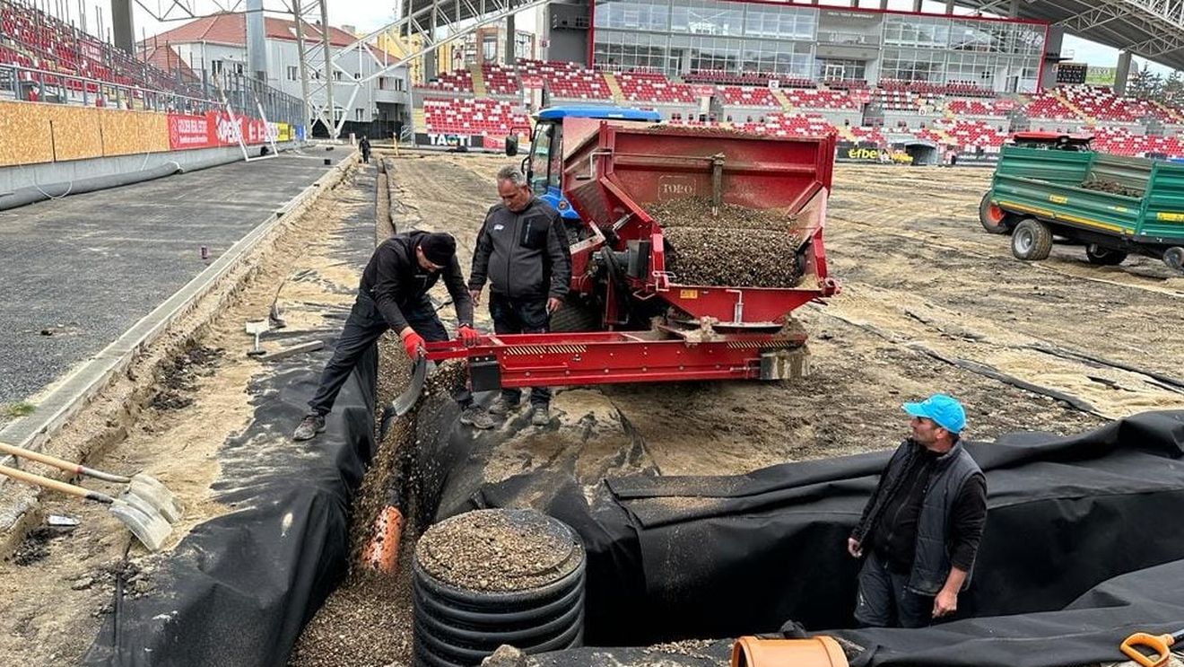 Vești bune pentru UTA Arad! Se apropie montarea noului gazon pe stadionul „Francis Neuman”, iar statuia lui Iosif Pecsovszky este pregătită să fie dezvelită în fața fanilor