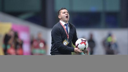 "Ne interesează foarte mult soarta lui, o dată la zece zile am trimis pe cineva pentru el". Contra, între laude și "retușuri" pentru omul de la care are mari speranțe: "Chiar dacă dă goluri și pase de gol, vreau să văd asta!"