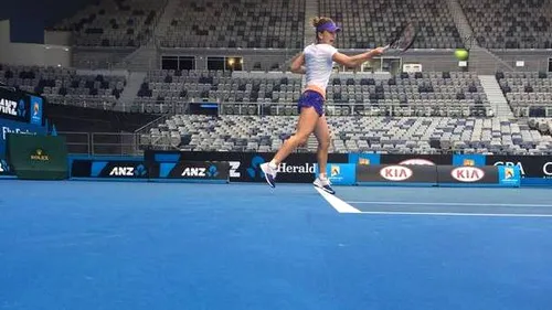 FOTO | Simona Halep pregătește debutul pe Rod Laver Arena, pe Hisense Arena. Pe ce lovituri le arată fanilor că insistă la antrenament 