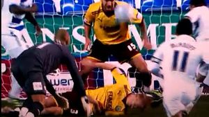 VIDEO Niciun portar nu ar fi fost suficient de nebun să intervină la fel!** Un fundaș și-a riscat viața pentru a evita golul