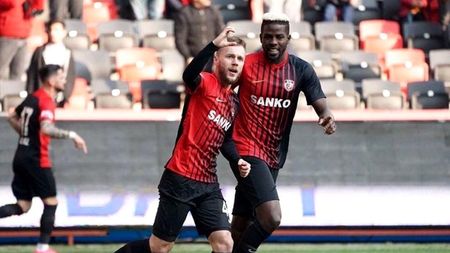 Marius Șumudică a dezvăluit compromisurile financiare pe care Alexandru Maxim le-a făcut pentru a rămâne la Gaziantep: „M-a încântat! Sunt foarte mulțumit de el”