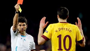 Wenger a răbufnit:** "Puțină umilință ar face bine UEFA! Să își ceară scuze pentru eliminarea lui Van Persie!"