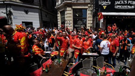 Atmosferă incendiară pe „Arena Națională”! Fanii Ucrainei și ai Macedoniei de Nord au făcut show și pe străzile din București + Câți spectatori sunt la meci | GALERIE FOTO