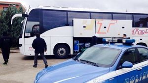 5 răniți, după ce autocarul fostei echipe a lui Dan Petrescu a fost atacat de 200 de huligani. "A fost ca o ambuscadă"