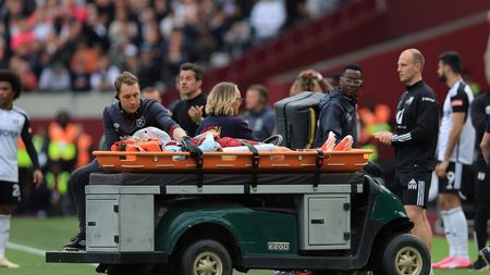 Momente terifiante în Premier League. Fotbalistul de 19 ani s-a prăbușit pe teren și toată lumea a amuțit