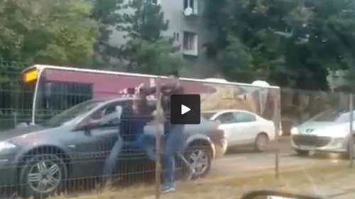 VIDEO | Scene incredibile pe un bulevard din București. Au coborât din mașini și s-au bătut în ultimul hal. Finalul face toți banii