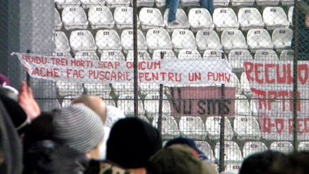 Banner-ul discordiei!** "Huidu: trei morți, scap oricum / Enache: fac pușcărie pentru un pumn" a fost mesajul șoc al galeriei lui Dinamo
