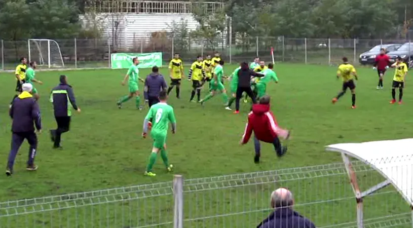 Ca-n filme! Scene de o violență rară pe un teren de fotbal din România:** 