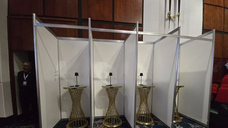 Imaginile zilei. Circ total la alegerile FRH: au votat „cu” sau „fără” cabine acoperite cu perdele