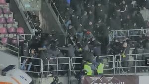 Imaginile momentului. Poliția a intervenit în forță după bătaia de la Rapid - Petrolul şi a pus în aplicare 9 mandate de percheziție domiciliară!