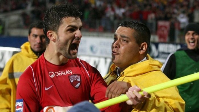 "Mitraliera" Bratu trage în "câini": "Nu au jucat, nu au arătat nimic"