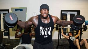 Vă vine să credeți că e fotbalist? EL e cel mai puternic jucător din lume:** "Pot ridica 175 Kg." Joacă în Anglia și e legendă în FIFA 13