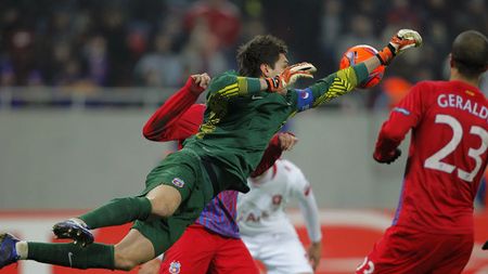 Dărâmat de patron, Tătărușanu este ridicat din genunchi de un coleg de breaslă:** "Mi-e greu să fac lumea să înțeleagă de ce a ieșit la faza golului lui Ola John"