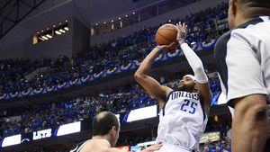 VIDEO Probleme mari pentru câștigătoarea Conferinței de Vest. Spurs, condusă în derby-ul Texasului, după ce a fost învinsă în ultima secundă