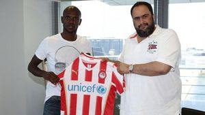 Abidal a semnat cu Olympiakos Pireu