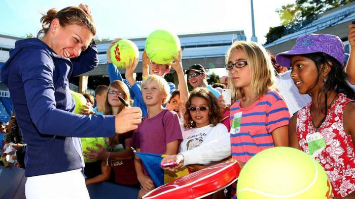 Halep, o nouă apariție surprinzătoare la Shenzhen! După ce a jucat într-un echipament fără sponsor, Simona a optat pentru o ținută inedită și la întâlnirea cu fanii | FOTO 