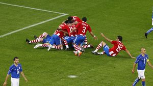 SCANDAL ÎN ITALIA!**  VIDEO: Angajații unui post de radio au sărit de bucurie la golul înscris de Paraguay!