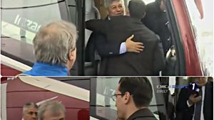 VIDEO | Cele 25 de secunde de la întâlnirea Lucescu - Burleanu - Stoichiță de care vorbește tot fotbalul românesc. "Il Luce" s-a ferit de pupătura lui Burleanu și l-a lăsat pe Stoichiță cu mâna întinsă. La final, i-a împins pe cei doi de la spate, să plece
