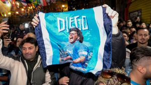 Maradona n-a murit, Maradona trăieşte! Imagini excepționale de la Napoli: mii de oameni au sărbătorit în stradă titlul Argentinei! Cerul s-a luminat de la artificii | VIDEO