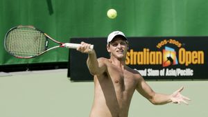 Celebrul jucător de tenis, număr 3 ATP, e acuzat că și-a spionat și hărțuit iubita! A pus o cameră de filmat în gura de aerisire ca să o vadă când face asta. VIDEO