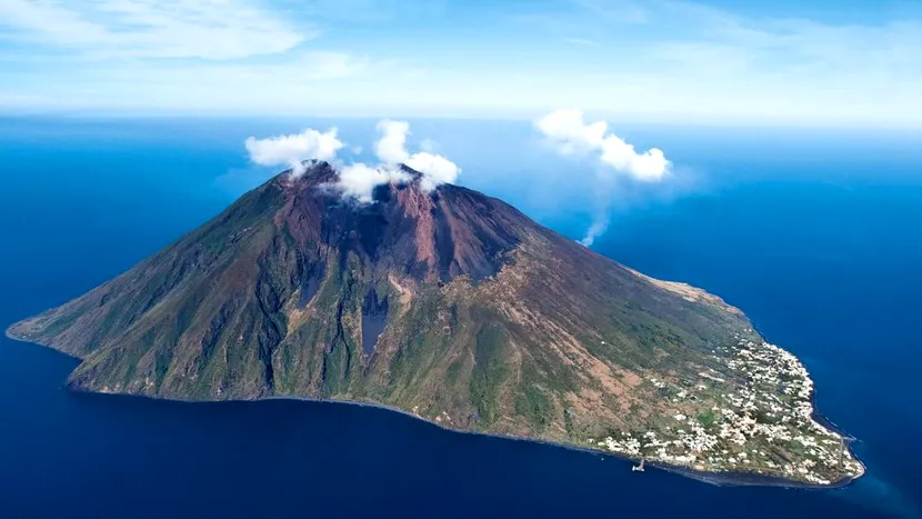 Erupție vulcanică pe Insula Stromboli! Ce s-a întâmplat după i-a mirat pe turiști