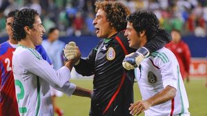 Doi suspendați și 11 amendați la naționala Mexicului, pentru o petrecere cu travestiți