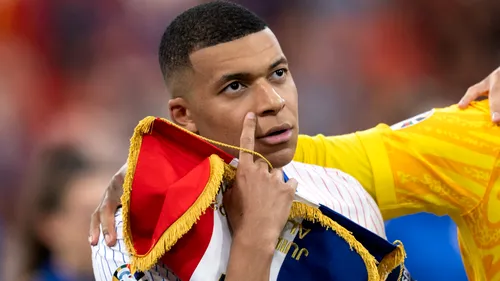 Kylian Mbappe este „tunul” comercial pe care l-a dat Florentino Perez la Real Madrid! Vânzările de tricouri au explodat și au depășit orice imaginație: campioana Europei face o avere, iar listele de așteptare s-au dus din prima zi la peste o lună şi jumătate de pentru livrarea comenzilor!