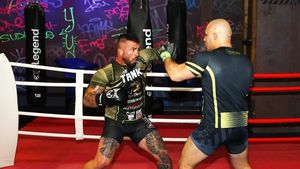 Fost concurent la Survivor și campion mondial MMA revine în ring după doi ani de pauză! Cu cine se va bate românul în main-eventul Road of Glory de la Londra, pe 24 noiembrie. „Mai am de dat jos 8 kilograme”. FOTO&VIDEO