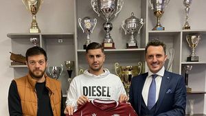 Bogdan Apostu e la mâna lui Horațiu Moldovan! Portarul vândut de Rapid la Atletico Madrid trebuie să-i achite agentului valoarea unei garsoniere în București. VIDEO