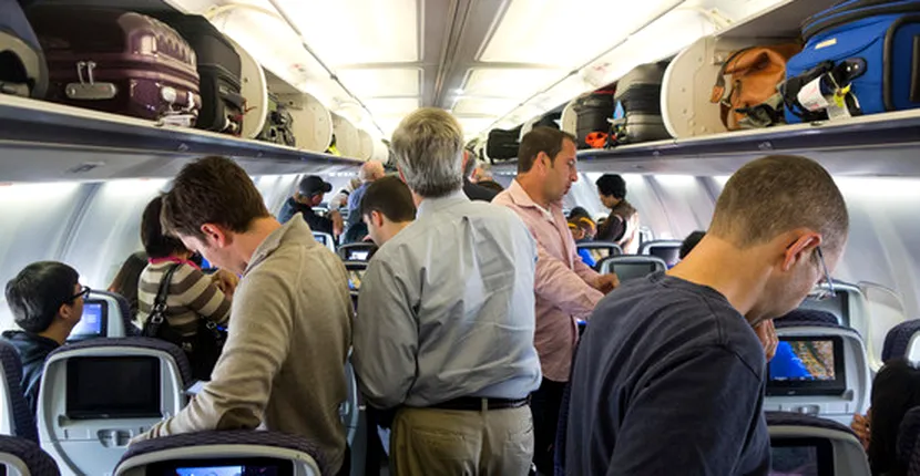 O stewardesă din SUA s-a urcat în compartimentul pentru bagaje! De ce a făcut acest gest