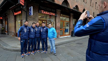 FOTO | "Tricolorii" s-au relaxat înaintea amicalului cu Italia: românii din Bologna s-au fotografiat cu jucătorii în centrul orașului! Măsuri draconice de securitate luate de italieni 