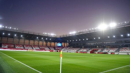 Fotbalul din România șochează din nou: apariție inedită în tribune la Sepsi - Dinamo! A intrat pe stadionul de 20 de milioane de euro fără Certificatul Verde pentru COVID ? | FOTO