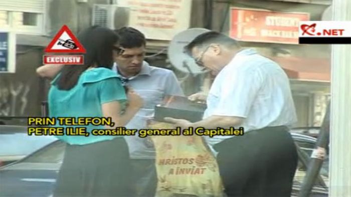 VIDEO Angajații Primăriei fac bișniță cu bilete și își fură tichetele unii altora!** Cum a fost surprins în flagrant unul dintre "norocoșii" cu acces la finala EL